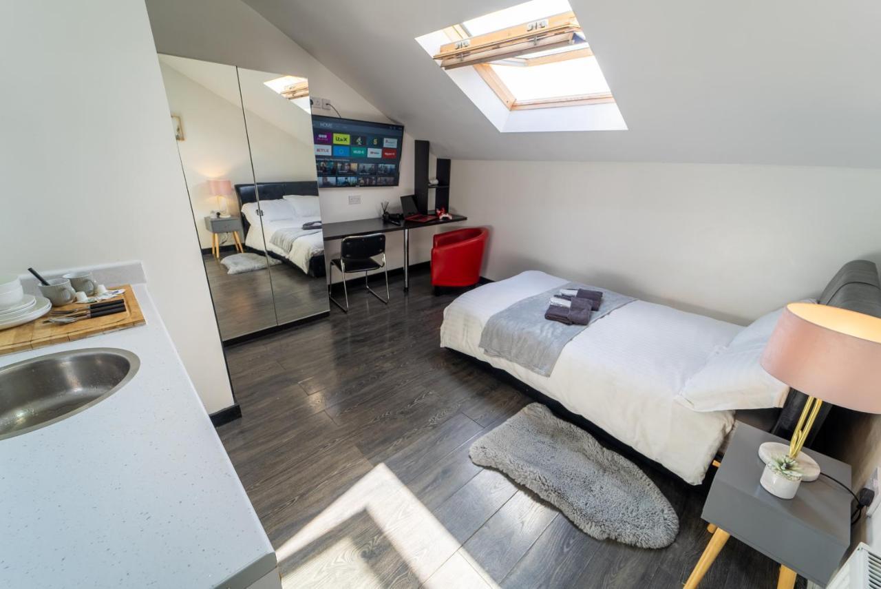 Staysa Equipped Studios Near Qe And Uob In Guesthouse Close To The City! Birmingham Room photo